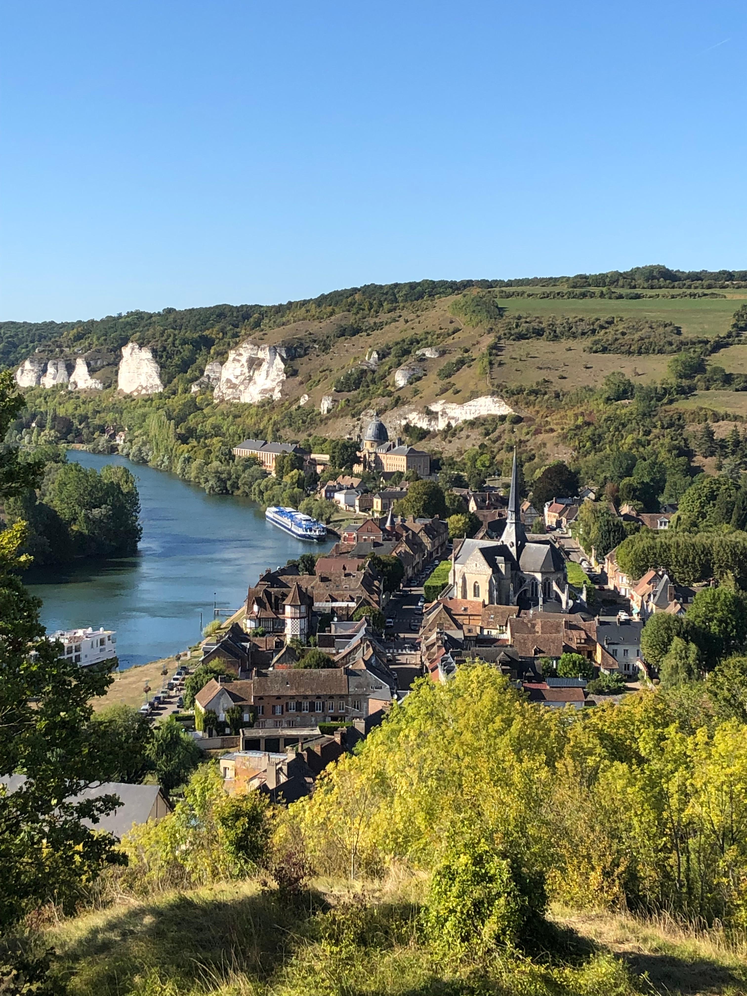 Cruise the waterways of Europe (and more!) in comfort. - background banner